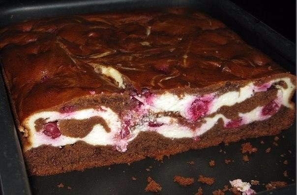 Брауни с творогом и вишней.