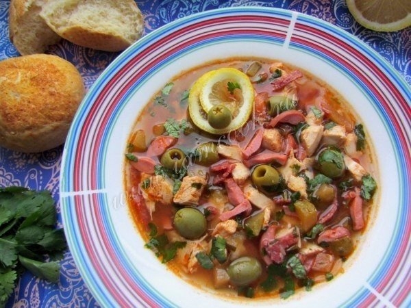 Солянка с колбасой и курицей Солянка с колбасой и курицей