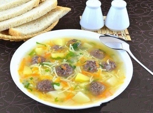 Сытный суп с мясными фрикадельками. Сытный суп с мясными фрикадельками.