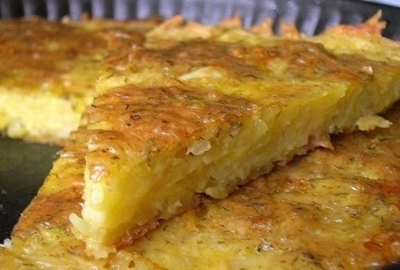 Запеканка из тертого картофеля с сыром и чесноком