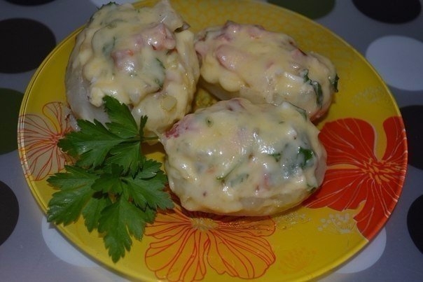 Картофель, фаршированный копченой курицей и овощами под сыром. Картофель, фаршированный копченой курицей и овощами под сыром.