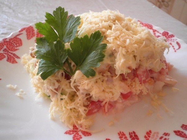 Салат с куриным филе, сухариками и овощами Салат с куриным филе, сухариками и овощами