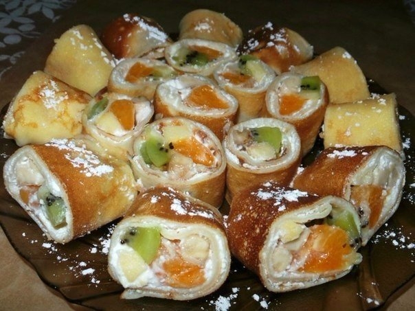БЛИННЫЕ РОЛЛЫ С ФРУКТОВОЙ НАЧИНКОЙ БЛИННЫЕ РОЛЛЫ С ФРУКТОВОЙ НАЧИНКОЙ