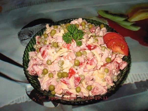 Сборный салат с помидорками и ветчиной. Сборный салат с помидорками и ветчиной.