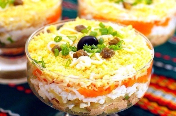 ТОП-4 рецептов самых вкусных слоеных салатов