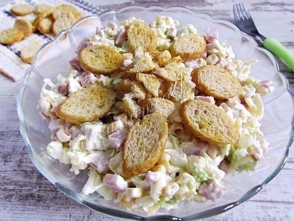 Салат из пекинской капусты с сухариками Салат из пекинской капусты с сухариками