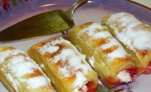 СЛОЁНЫЕ ТРУБОЧКИ С МАЛИНОЙ СЛОЁНЫЕ ТРУБОЧКИ С МАЛИНОЙ