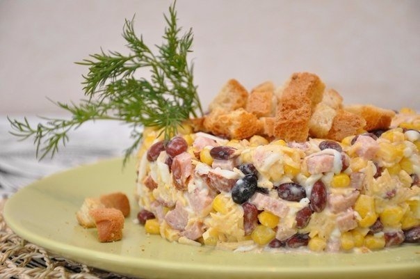 Салат с чесночными сухариками Салат с чесночными сухариками