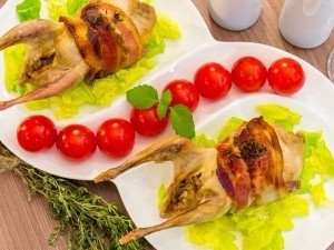 Перепела, фаршированные гречкой и беконом