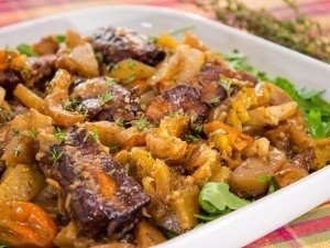 Свиные ребрышки, запеченные с овощами