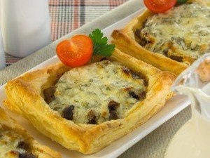 Тарты с грибами под сметанно-сырным соусом Тарты с грибами под сметанно-сырным соусом