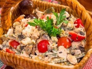 Салат с запеченным куриным филе, блинчиками и грибами Салат с запеченным куриным филе, блинчиками и грибами