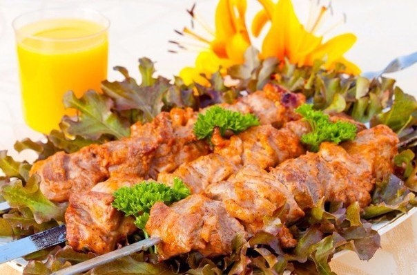 Шашлык из свинины, маринованный в розовом соусе Шашлык из свинины, маринованный в розовом соусе