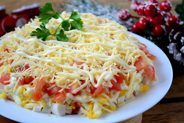 СЛОЕНЫЙ САЛАТ С КРАБОВЫМИ ПАЛОЧКАМИ