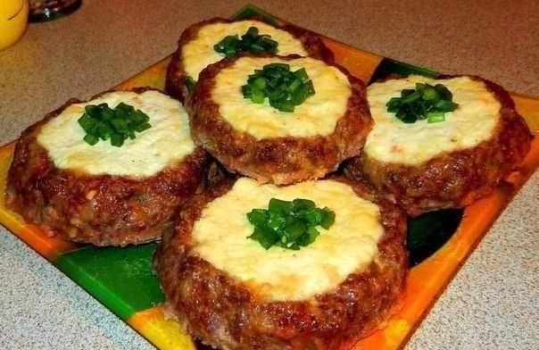 Мясные "ватрушки" - быстрый ужин Мясные "ватрушки" - быстрый ужин
