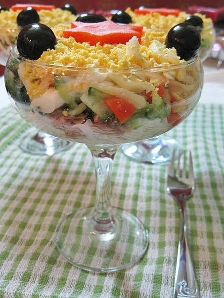 Салат с тунцом, яйцом и сыром