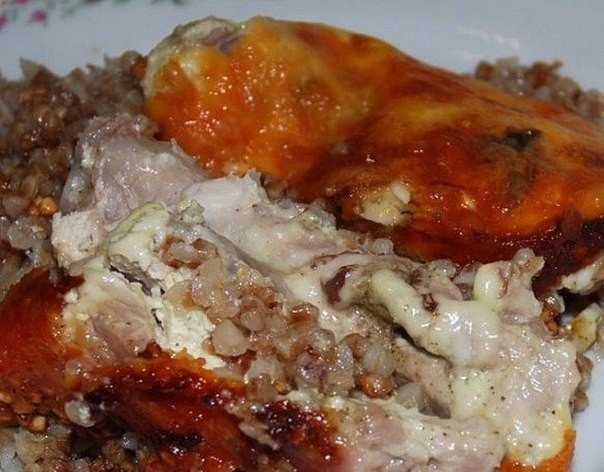 Курица, запеченная с гречкой. Курица, запеченная с гречкой.