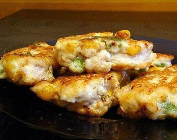 НЕЖНЫЕ КУРИНЫЕ ОЛАДЬИ С КУКУРУЗОЙ НЕЖНЫЕ КУРИНЫЕ ОЛАДЬИ С КУКУРУЗОЙ