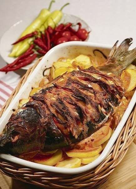 "Пьяный карп" запеченный в духовке с картофелем "Пьяный карп" запеченный в духовке с картофелем