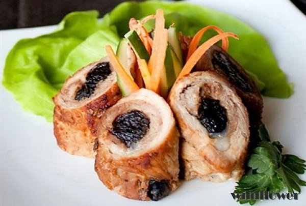 Рецепт аппетитных мясных рулетиков из свинины с черносливом.