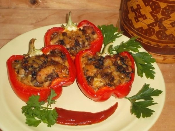 Перцы фаршированные курицей и грибами Перцы фаршированные курицей и грибами
