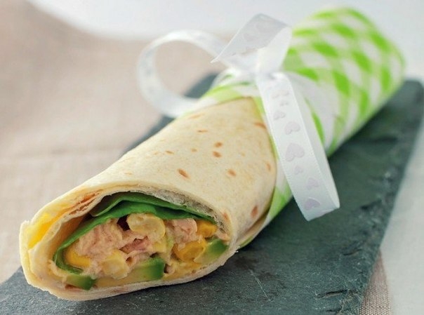 Рулет из лаваша с тунцом и кукурузой Рулет из лаваша с тунцом и кукурузой