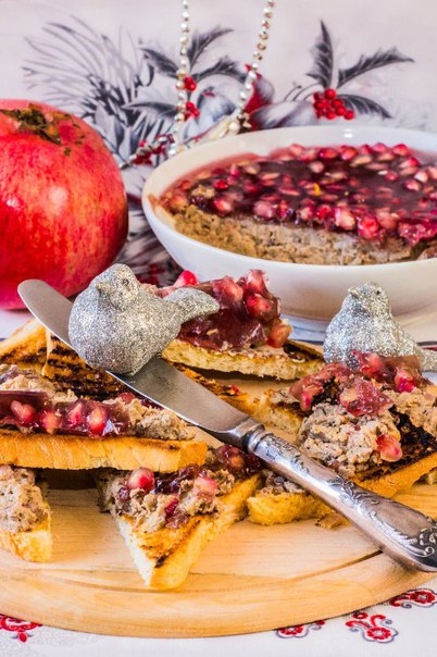 КУРИНЫЙ ПАШТЕТ С АРОМАТОМ КОНЬЯКА ПОД ГРАНАТОВЫМ ЖЕЛЕ