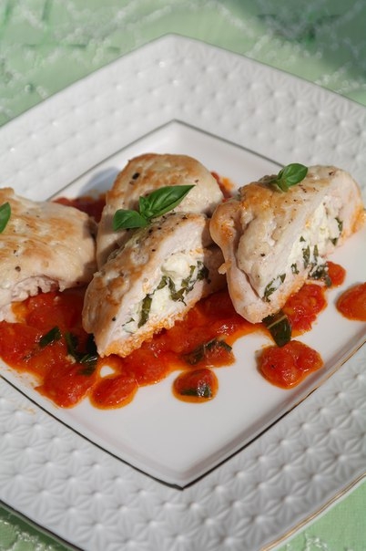 "Кармашки" из куриного филе с фетой и соусом из томатов "Кармашки" из куриного филе с фетой и соусом из томатов