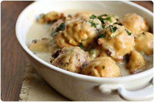 Куриные котлетки с луковым соусом. Куриные котлетки с луковым соусом.