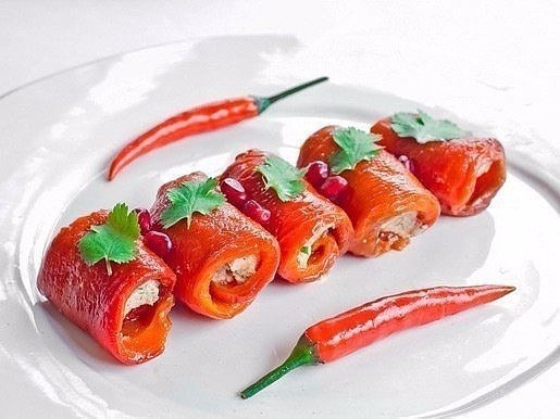 РУЛЕТИКИ ИЗ ПЕРЦЕВ С ОРЕХОВОЙ НАЧИНКОЙ РУЛЕТИКИ ИЗ ПЕРЦЕВ С ОРЕХОВОЙ НАЧИНКОЙ