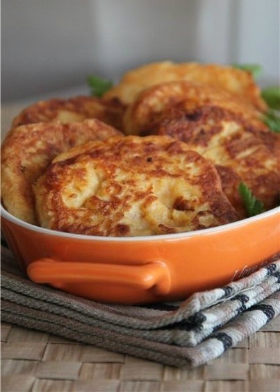 Картофельные оладьи с мясной начинкой.