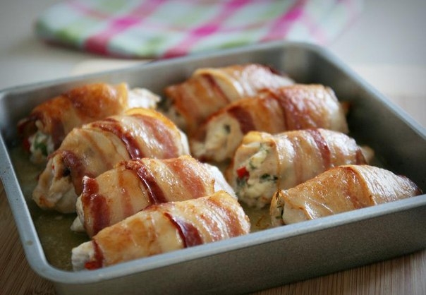 Куриные рулетики в беконе под сливовым соусом Куриные рулетики в беконе под сливовым соусом