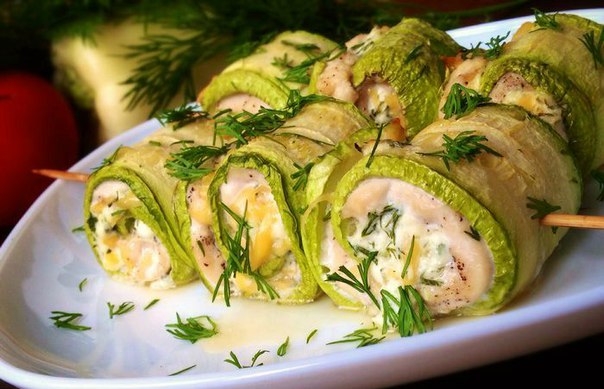Рулетики из кабачков с курицей и творожной начинкой Рулетики из кабачков с курицей и творожной начинкой