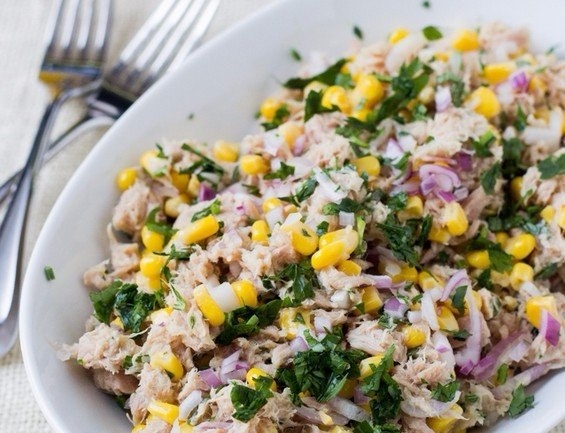 САЛАТ С ТУНЦОМ И КУКУРУЗОЙ