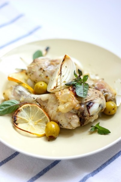 Куриные ножки с лимоном оливками и базиликом