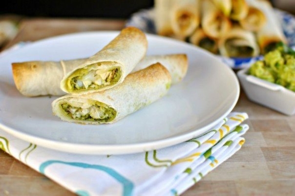 Трубочки с курицей и соусом песто