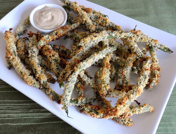 Запеченная фасоль в сухарях с соусом