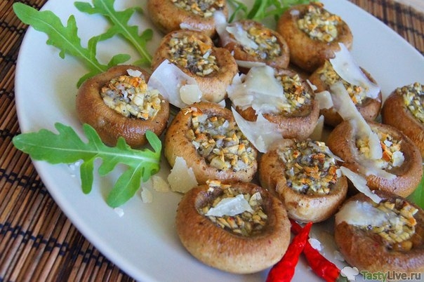 Закуска из шампиньонов с чесноком и сыром