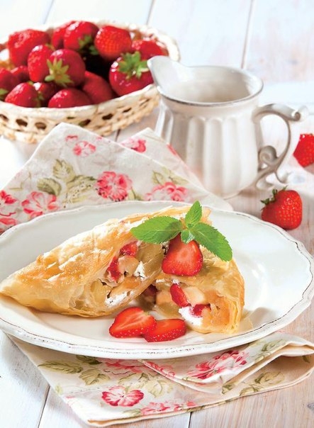Штрудель по-летнему c яблоками, клубникой и творогом