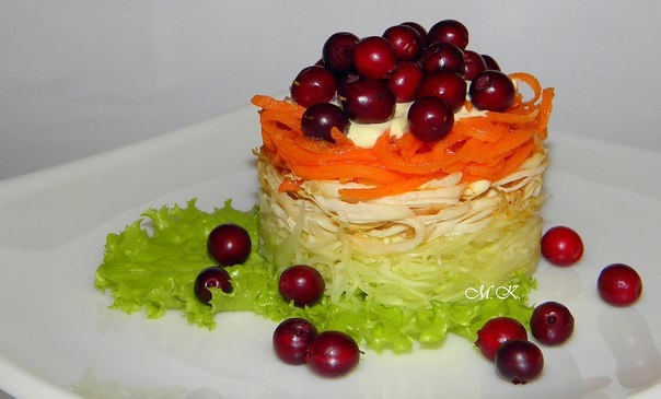 Куриный салат с брусникой Куриный салат с брусникой