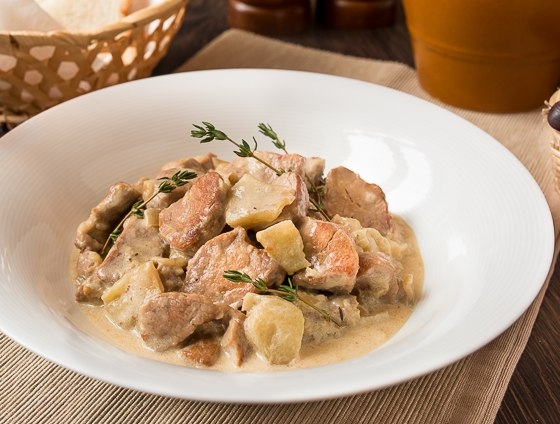 СВИНИНА С ЯБЛОКАМИ И СЛИВКАМИ СВИНИНА С ЯБЛОКАМИ И СЛИВКАМИ