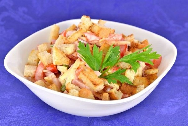 Салат из помидоров с варено-копченой грудинкой, сыром и сухариками. Салат из помидоров с варено-копченой грудинкой, сыром и сухариками.