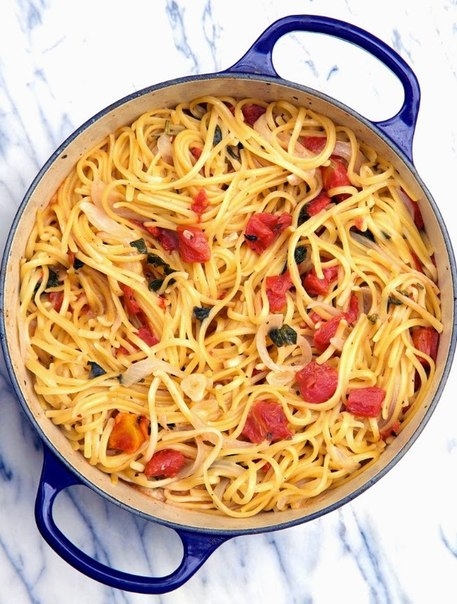 Паста с томатами и базиликом. Вкусное и ароматное блюдо. Паста с томатами и базиликом. Вкусное и ароматное блюдо.