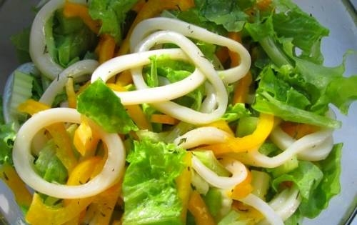 Салат с кальмарами и свежими овощами Салат с кальмарами и свежими овощами