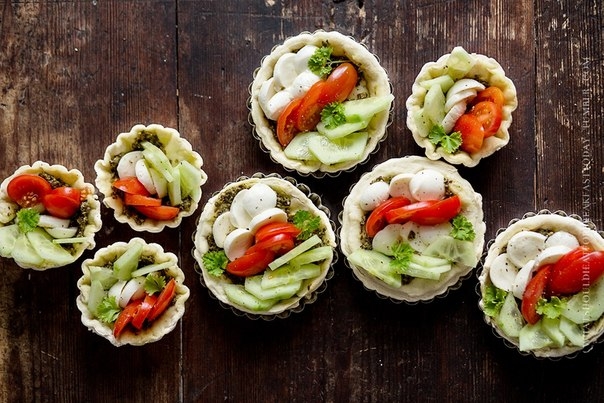 Корзинки с овощами и моцареллой Корзинки с овощами и моцареллой