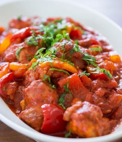 ТУШЕННАЯ КУРИЦА С БОЛГАРСКИМ ПЕРЦЕМ В ТОМАТНОМ СОУСЕ ТУШЕННАЯ КУРИЦА С БОЛГАРСКИМ ПЕРЦЕМ В ТОМАТНОМ СОУСЕ