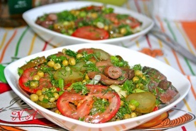 Салат с маринованными грибами,помидорами и солеными огурцами Салат с маринованными грибами,помидорами и солеными огурцами