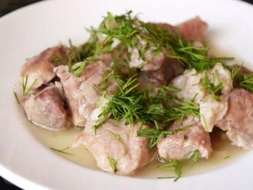 Свинина, тушеная с луком и чесноком Свинина, тушеная с луком и чесноком