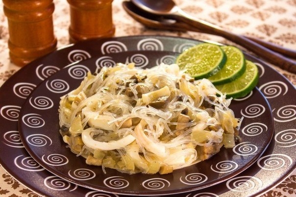 Легкий салат с кальмарами и грибами Легкий салат с кальмарами и грибами