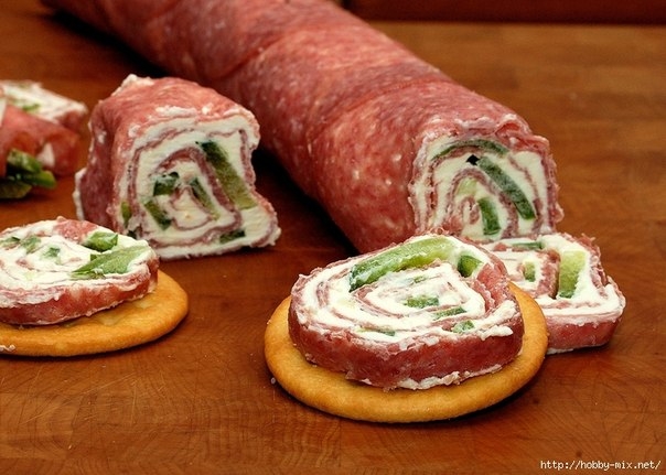 Ролл из салями и сливочного сыра. Красивая и вкусная закуска. Ролл из салями и сливочного сыра. Красивая и вкусная закуска.